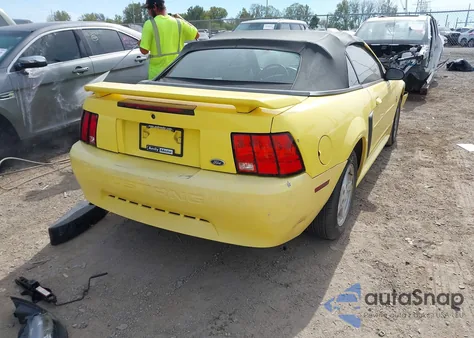2002 Ford Mustang z USA, uszkodzony, nr VIN 1FAFP44412F232557
